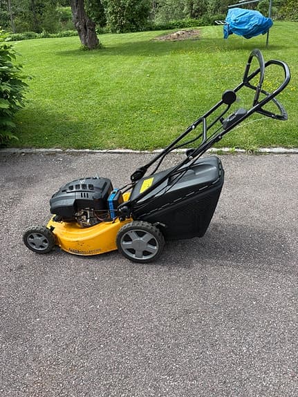 Stiga bensindriven gräsklippare med uppsamlare och elstart