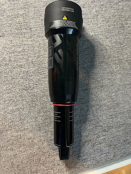 RockShox Deluxe bakdämpare svart