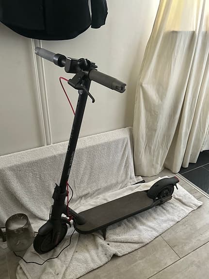 Elsparkcykel svart med display och bakljus
