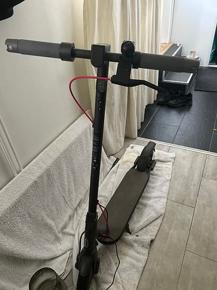 Elsparkcykel svart med display och bakljus