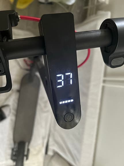 Elsparkcykel svart med display och bakljus