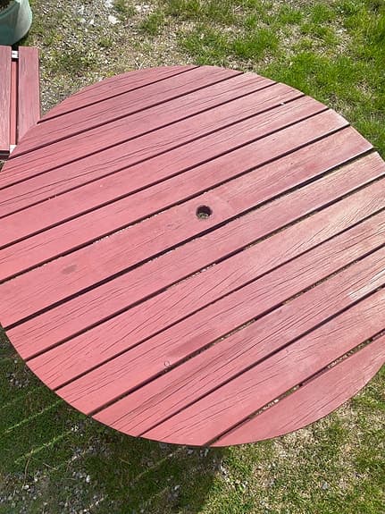 Runt trädgårdsbord i trä röd grythyttan