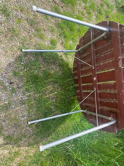 Runt trädgårdsbord i trä röd grythyttan