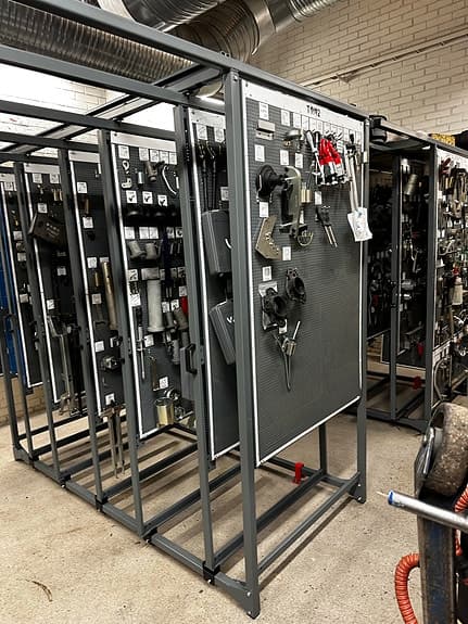 Förvaringsställ / skjutbara panelställ i metall grå