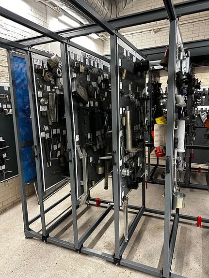 Förvaringsställ / skjutbara panelställ i metall grå