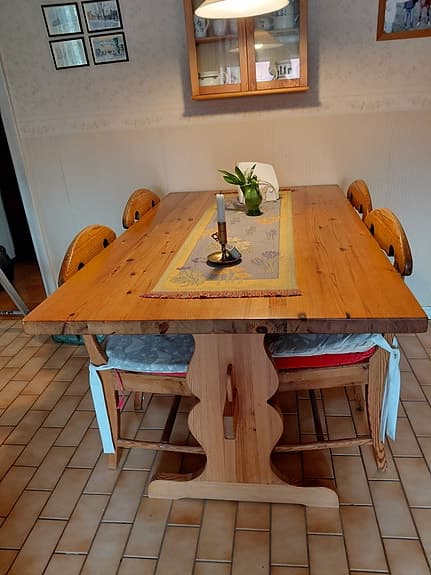 Matbord med 4 trästolar