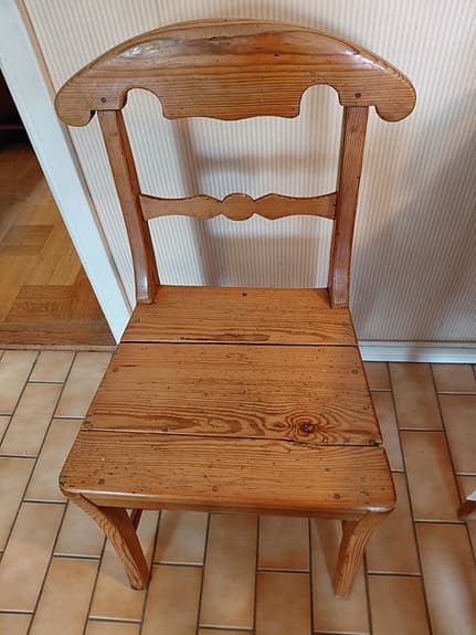 Matbord med 4 trästolar