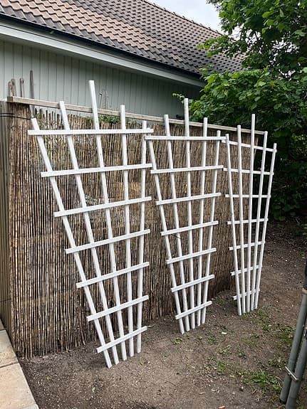 Vita spaljéer för trädgård / klätterväxter