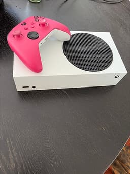 Xbox Series S spelkonsol med rosa handkontroll
