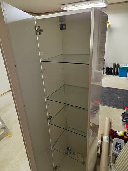 IKEA Vitt högskåp med glas-hyllor