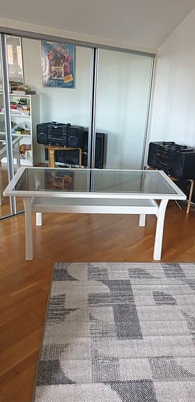 Soffbord Vitt med infälld glasskiva och hylla