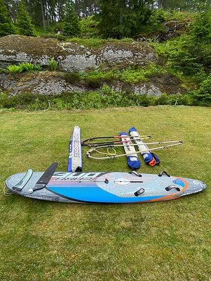 Vindsurfingbräda med tillbehör