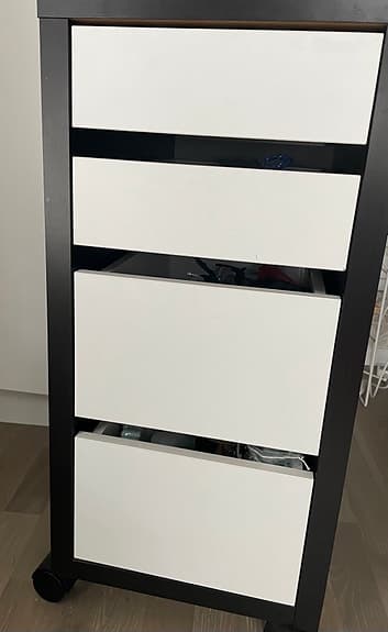 Förvaringshur med lådor på hjul