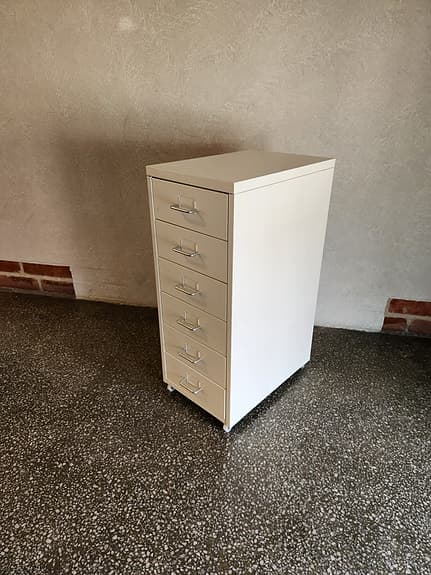 Byrå i stål