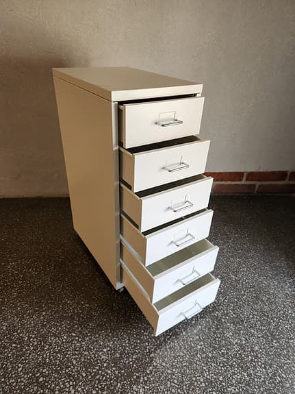 Byrå i stål