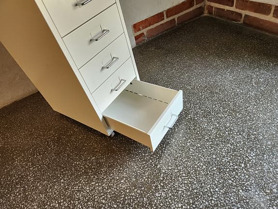 Byrå i stål