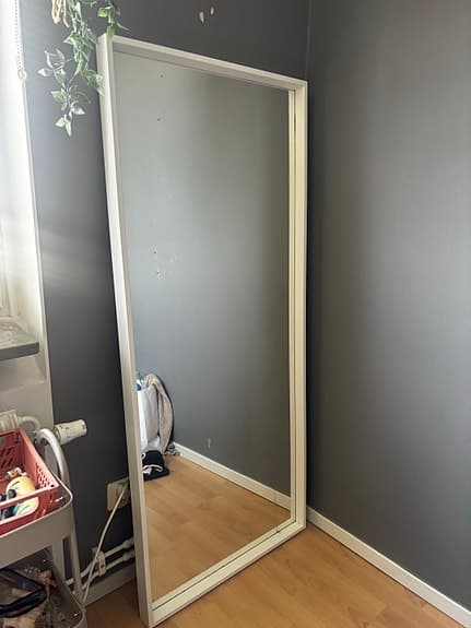 IKEA helkroppsspegel med vit ram