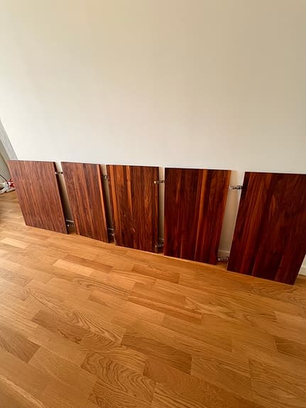 Vedum skåpdörrar, mörkt trä