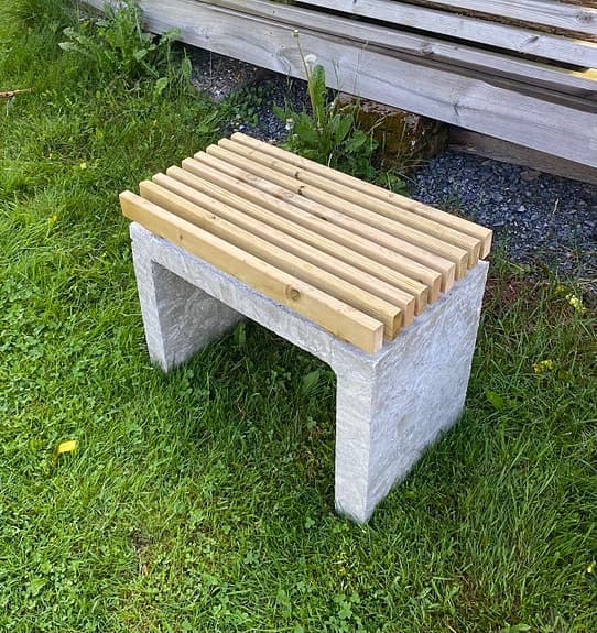 Trädgårdsbänk i betong och trä