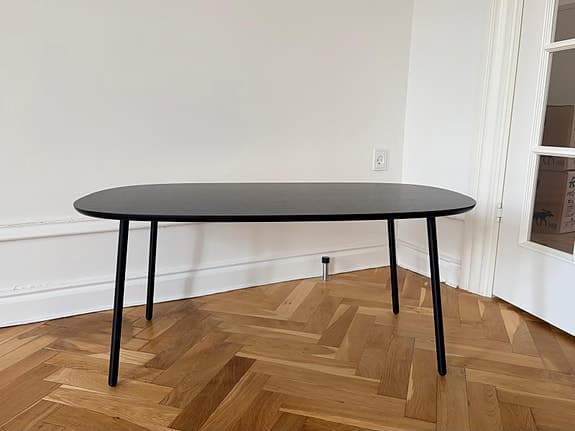 Två svarta Bolia Move soffbord
