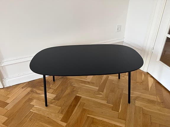 Två svarta Bolia Move soffbord