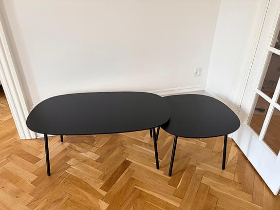 Två svarta Bolia Move soffbord