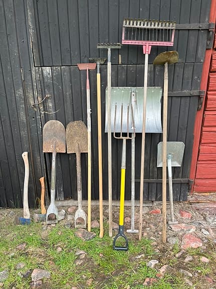 Trädgårdsredskap, spadar, gångskyffel, grep, yxor mm