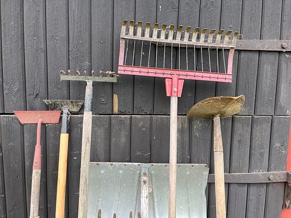 Trädgårdsredskap, spadar, gångskyffel, grep, yxor mm