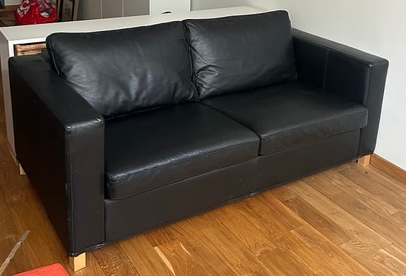 Svart bäddsoffa i skinn