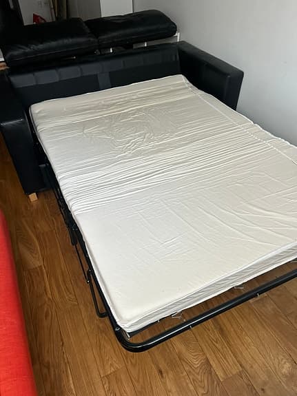 Svart bäddsoffa i skinn