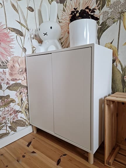 Eket skåp med träben