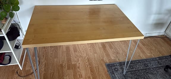 IKEA skrivbord 120×80 cm – stabilt och praktiskt