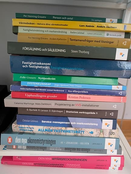 Diverse studieböcker för real estate management