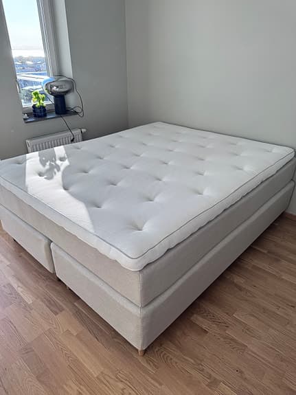 Kontinentalsäng 160x200 ljusgrå med träben Från Care Of Beds