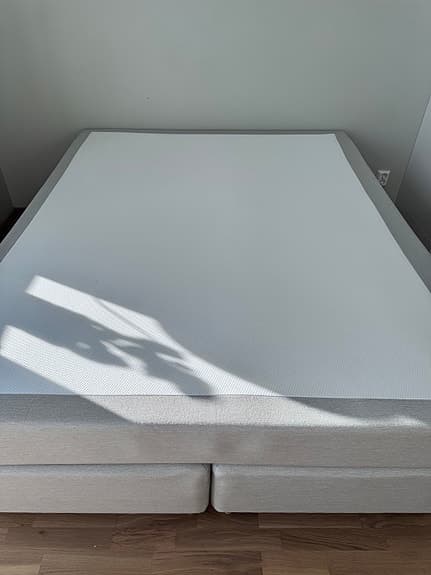 Kontinentalsäng 160x200 ljusgrå med träben Från Care Of Beds