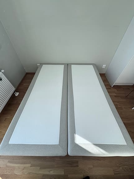 Kontinentalsäng 160x200 ljusgrå med träben Från Care Of Beds