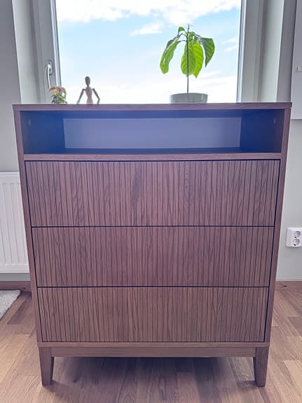 Byrå i valnötsfärg med 3 lådor