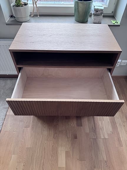 Byrå i valnötsfärg med 3 lådor