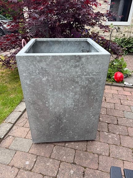 Stor fyrkantig planteringslåda i galvaniserad metall på hjul