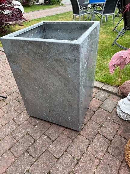 Stor fyrkantig planteringslåda i galvaniserad metall på hjul