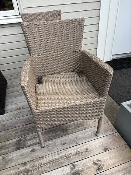 Två st utestolar i konstrotting.