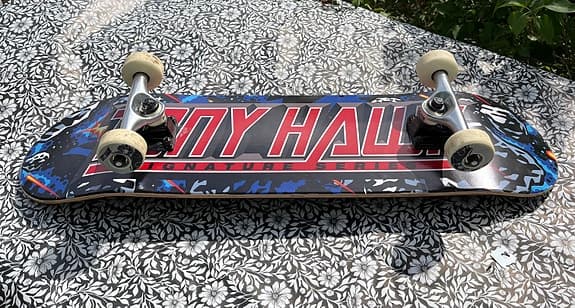 Tony Hawk skateboard med skyddsutrustning