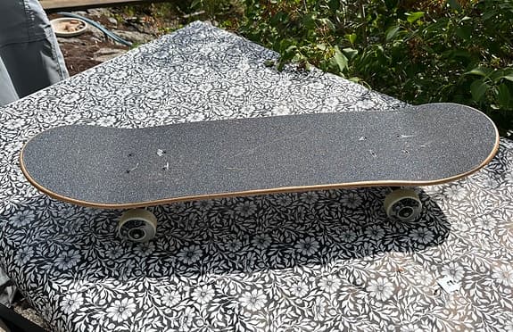 Tony Hawk skateboard med skyddsutrustning