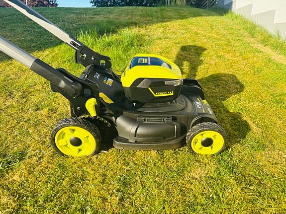 Ryobi gräsklippare + uppsamlare 36 volt batteri och laddare