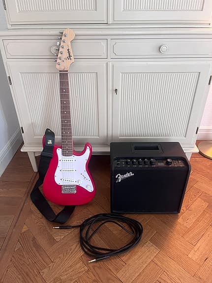 Fender Mustang LT25 förstärkare med Squier mini elgitarr och kabel