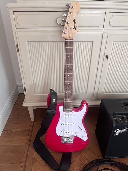 Fender Mustang LT25 förstärkare med Squier mini elgitarr och kabel