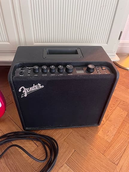Fender Mustang LT25 förstärkare med Squier mini elgitarr och kabel