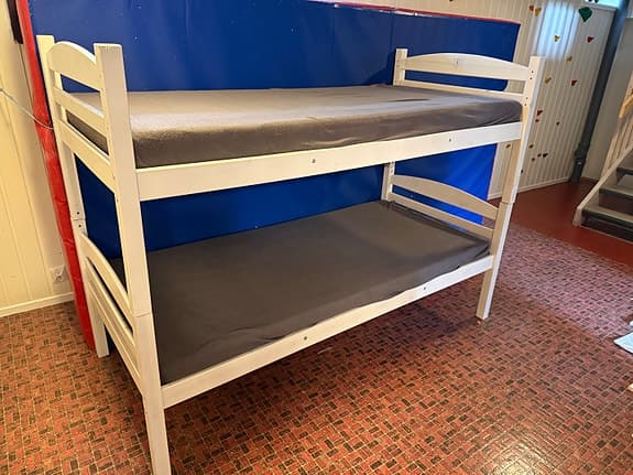 Våningssäng, eller 2st enkelsängar, med madrasser