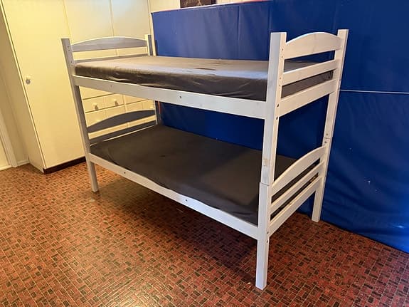 Våningssäng, eller 2st enkelsängar, med madrasser