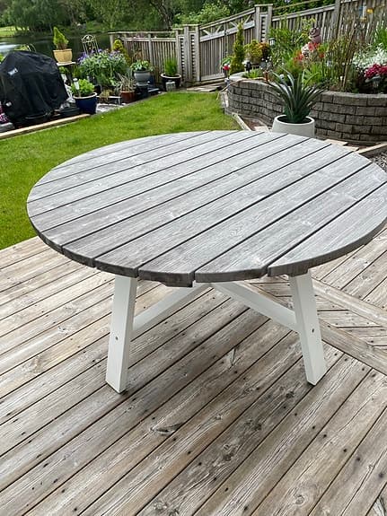 Runt trädgårdsbord från Hillerstorp